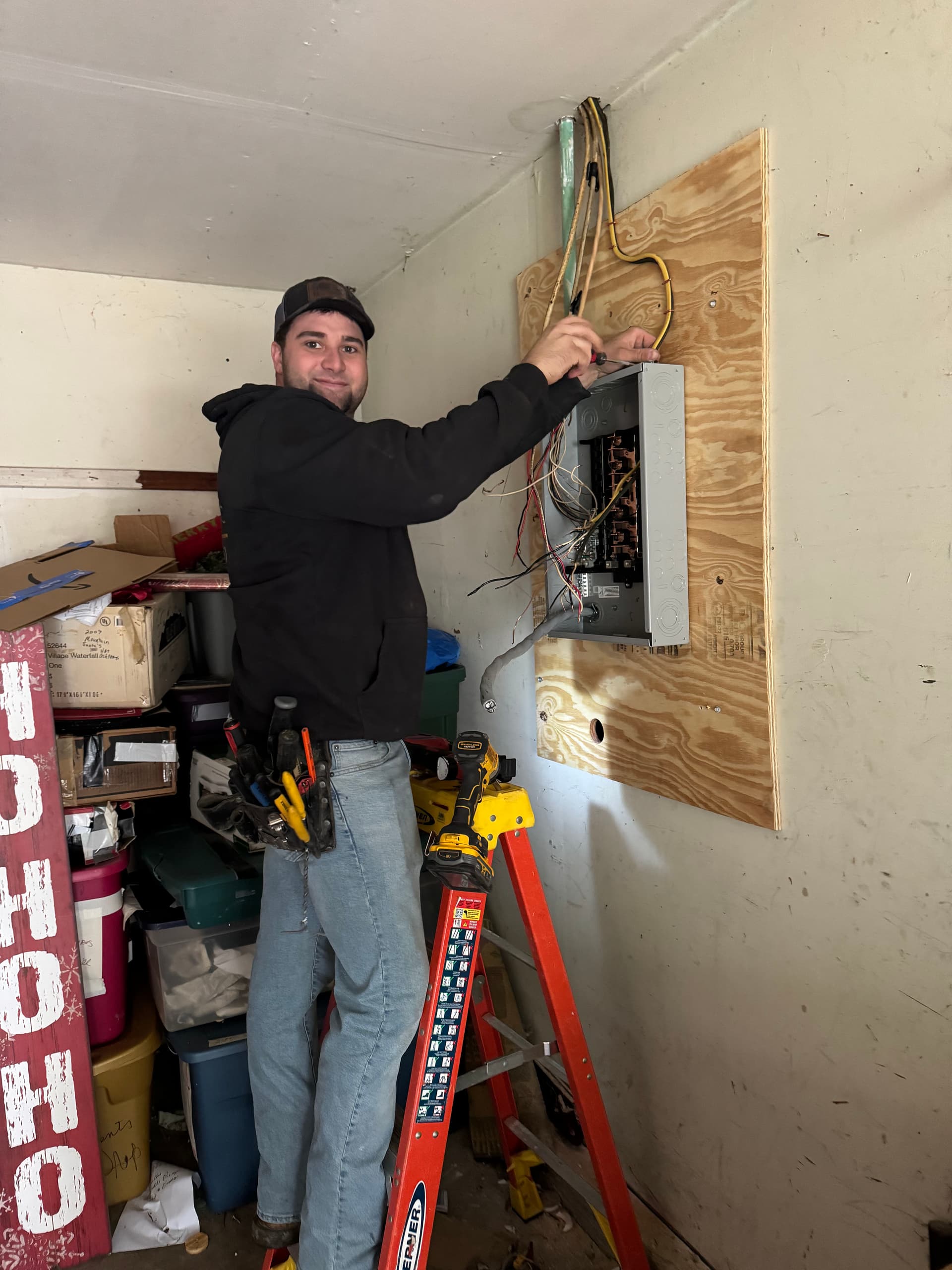 Gallery photos for Old Fuse Box and Worn Service Entrance Cable Replaced with New Panel: Image #2